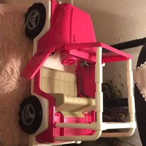 A nice jeep for girls, missing mirror on the driver’s side, in good condition